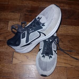 Nike Pegasus 40 Black and White Sneakers Size 7 Euc